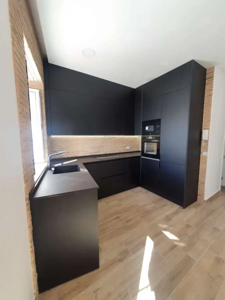 Cocina azulejos beige y muebles negros