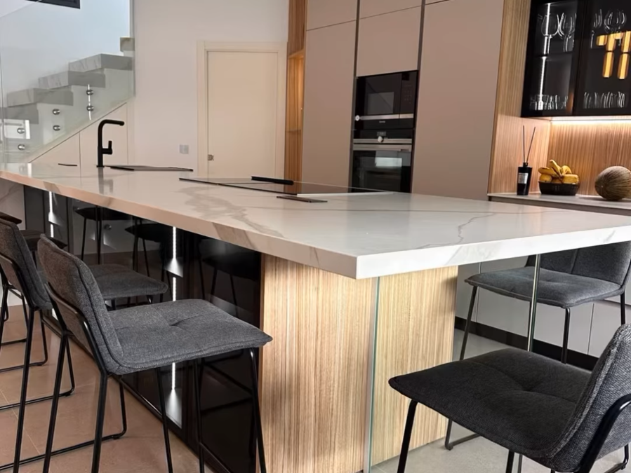 Cómo integrar una despensa oculta en tu cocina sin perder espacio